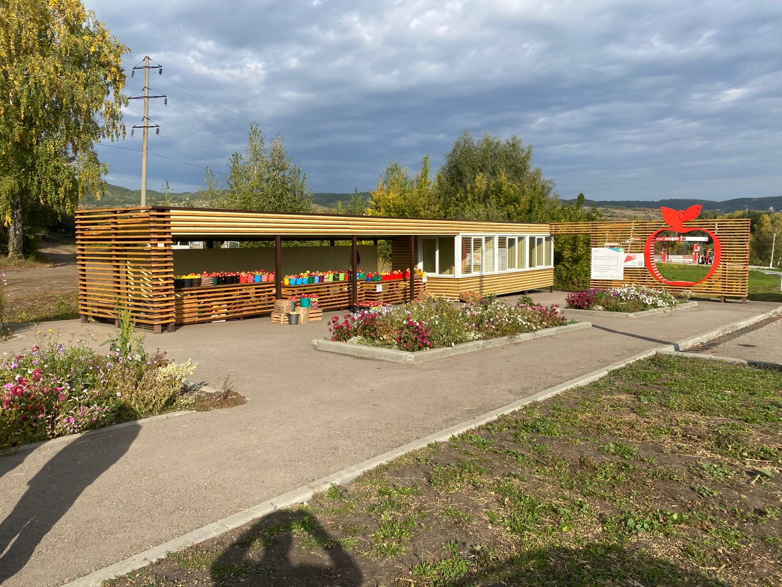 В Хвалынске продолжили благоустраивать «Яблочный базар» и поставили новые спортивные площадки